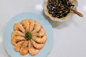 可藍日更美食日記│day001│薑蒸白蝦佐蔥蒜醬